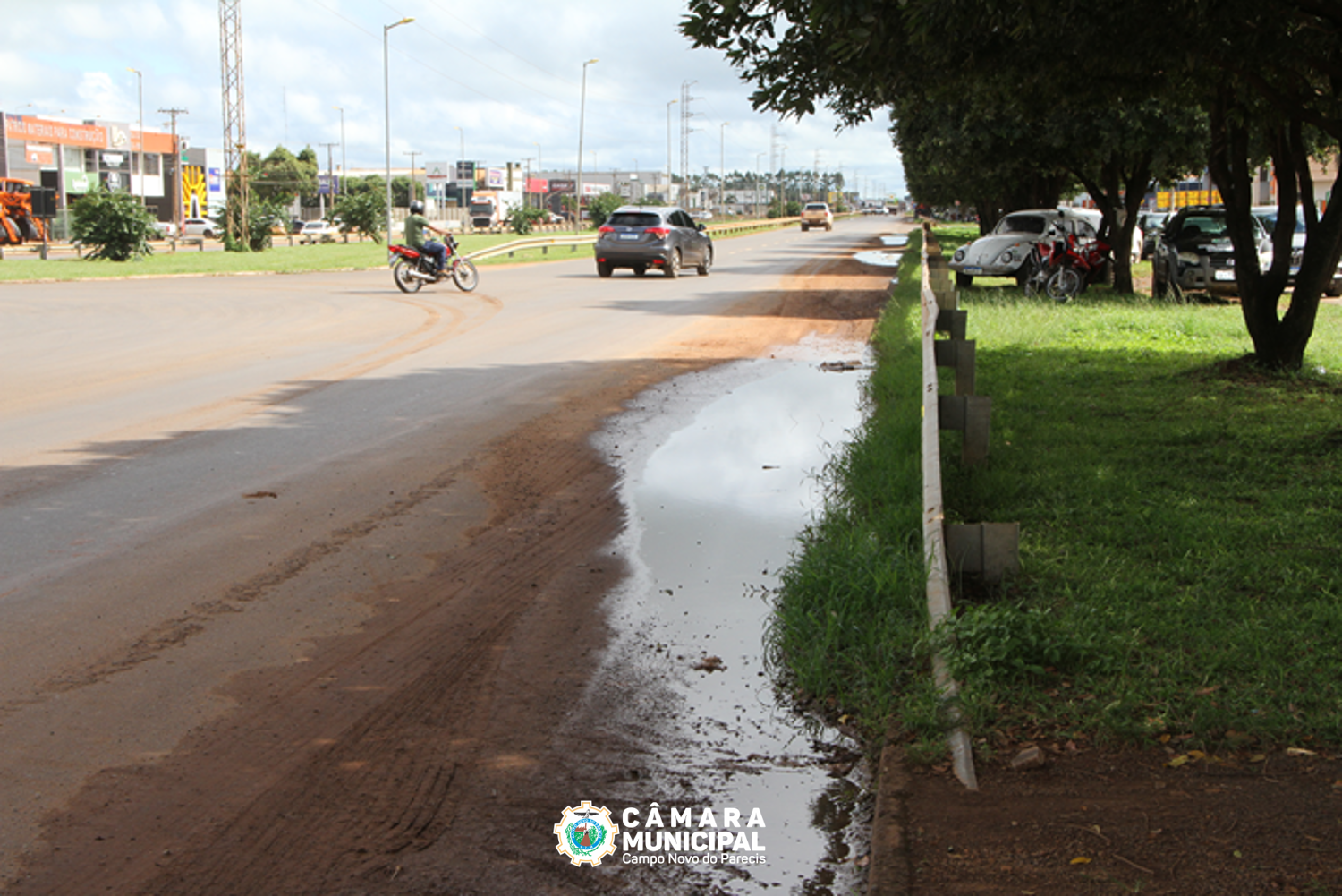Águas se acumulam ao longo da Avenida Olacir de Moraes