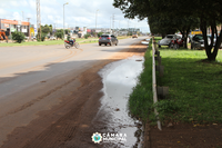 Águas se acumulam ao longo da Avenida Olacir de Moraes