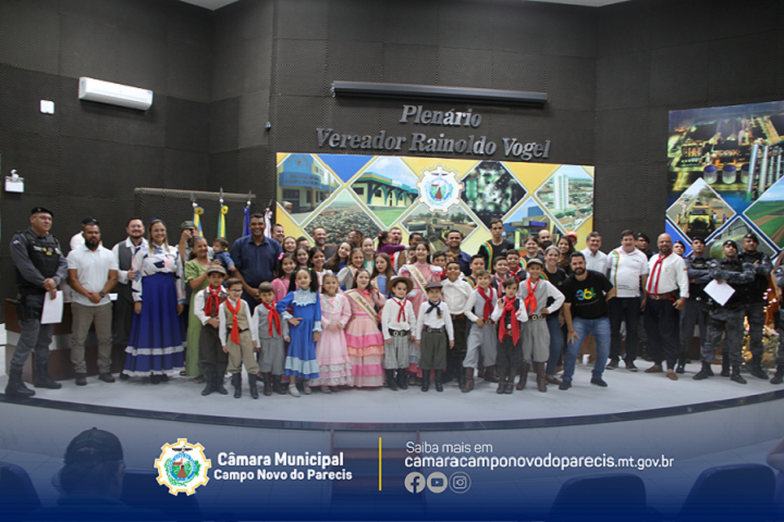 Câmara homenageia integrantes do CTG Porteira da Tradição
