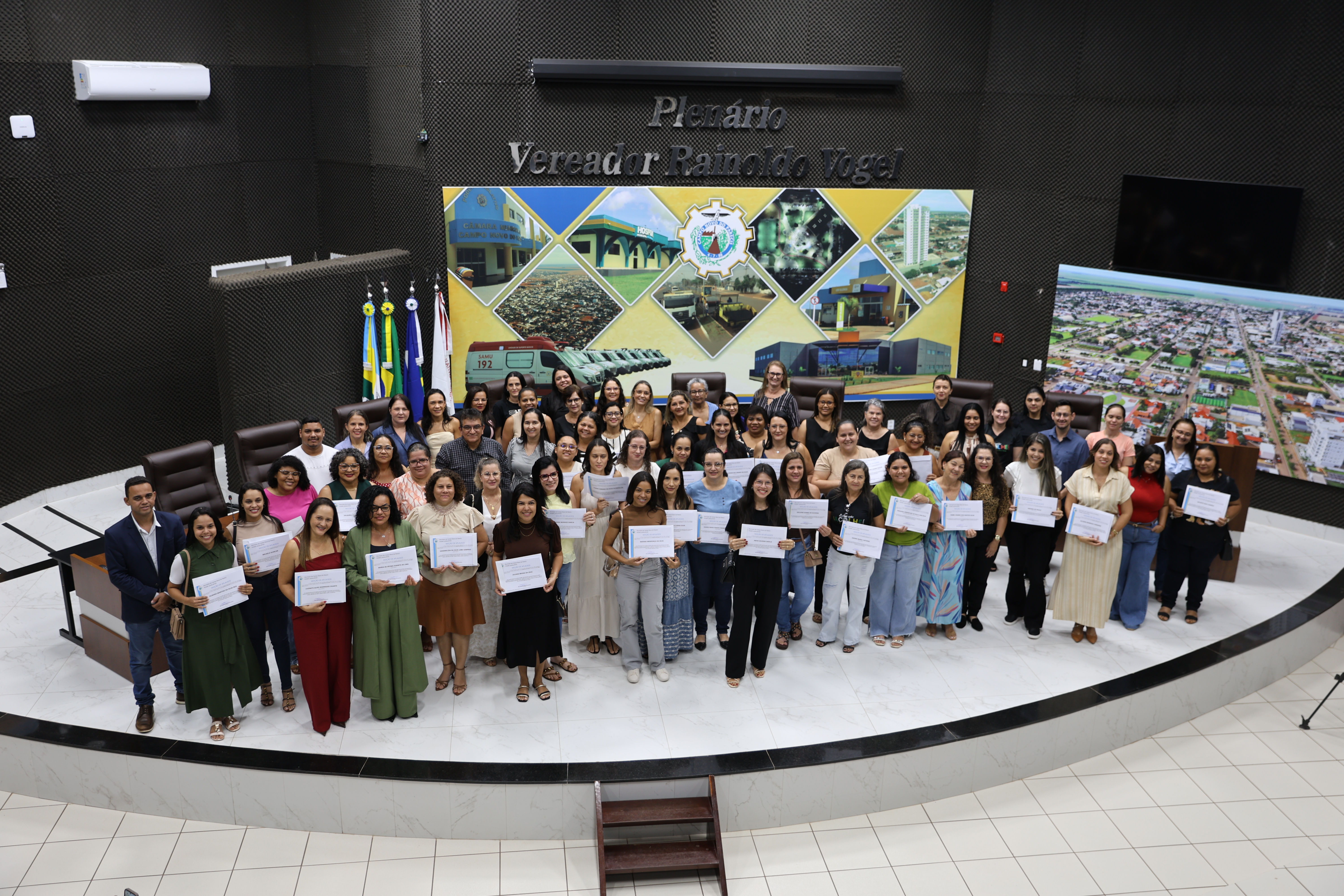 Câmara Municipal homenageia profissionais da educação com Moções de Aplausos