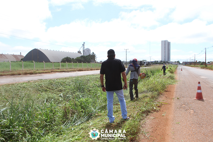 Milton Soares acompanha limpeza de canteiros centrais na Avenida André Maggi