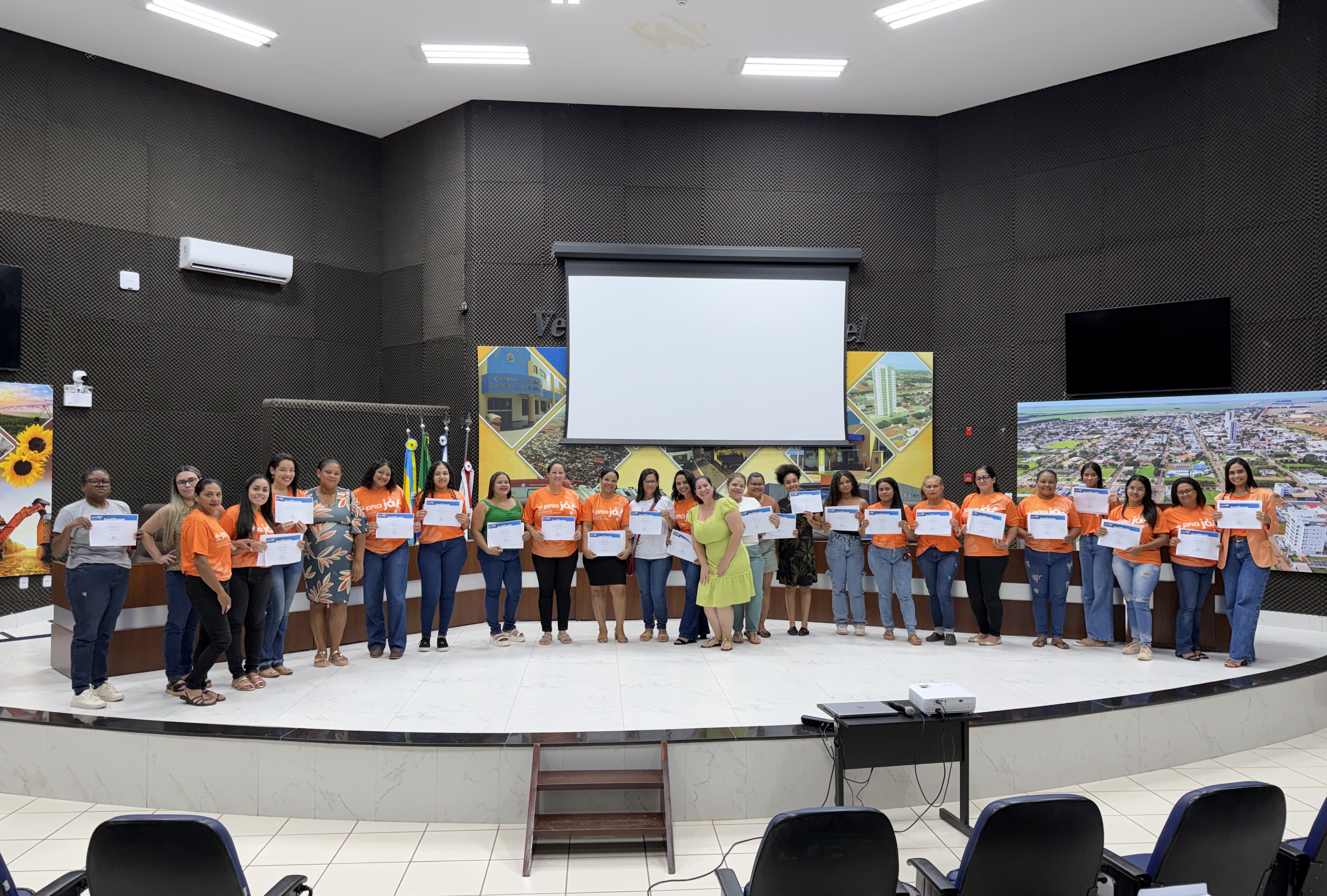 Participantes do curso de Atendente de Farmácia recebem certificado 