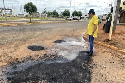 Solicitação do vereador Milton resulta em serviço de tapa-buracos no bairro Olenka