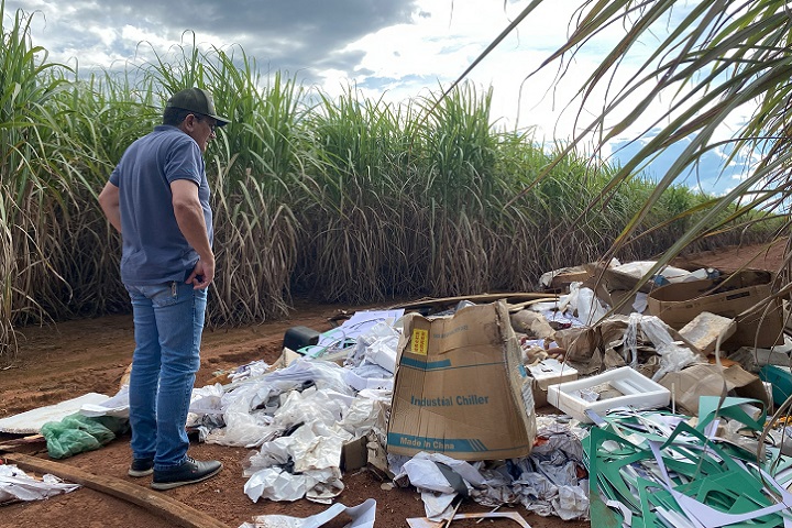 Vereador Milton Soares fiscaliza descarte irregular de lixo em fazenda próxima ao IFMT