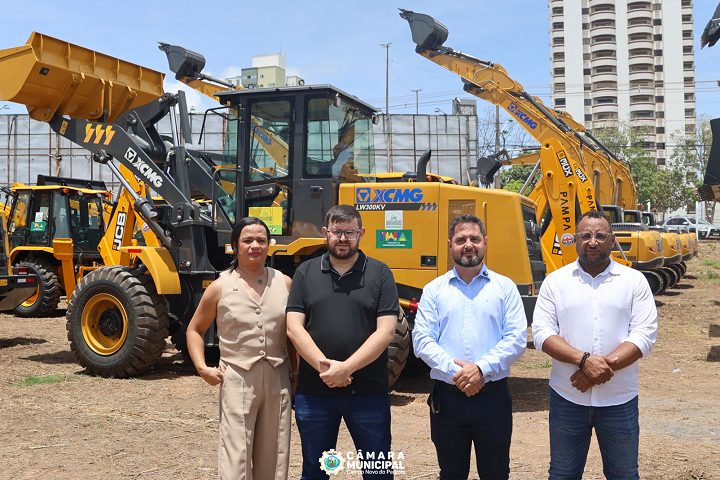 Vereadores acompanham entrega de máquinas do PROMAQ ao município