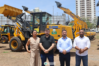 Vereadores acompanham entrega de máquinas do PROMAQ ao município