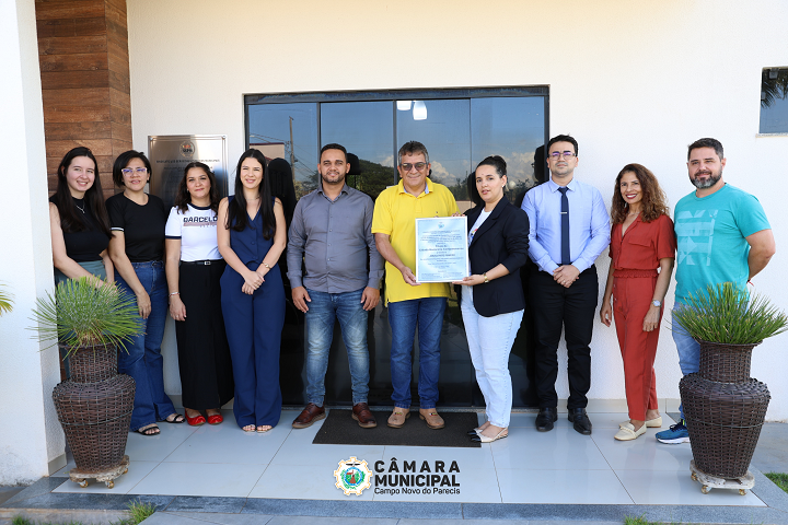 Vereadores entregam título de Cidadã Honorária Camponovense à servidora Jerusa Pinto Pinheiro