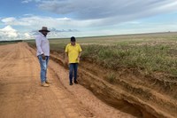 Vereadores fiscalizam situação de estrada vicinal no Projeto 6 Lagoas